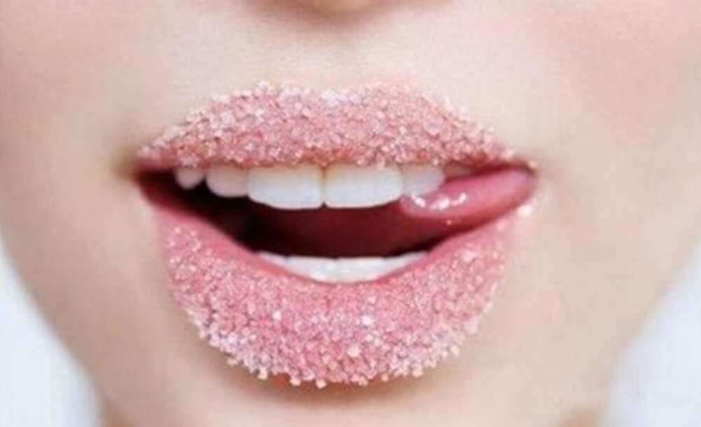 eksfoliasi bibir dengan gula pasir
