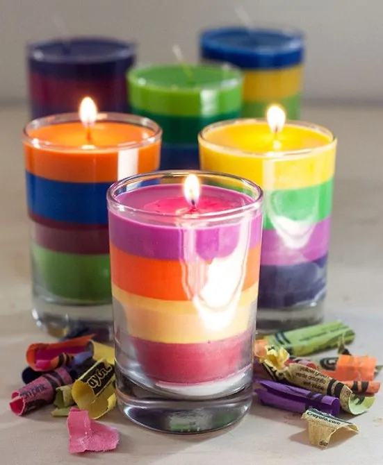 Gambar kerajinan lilin hias pelangi dalam gelas