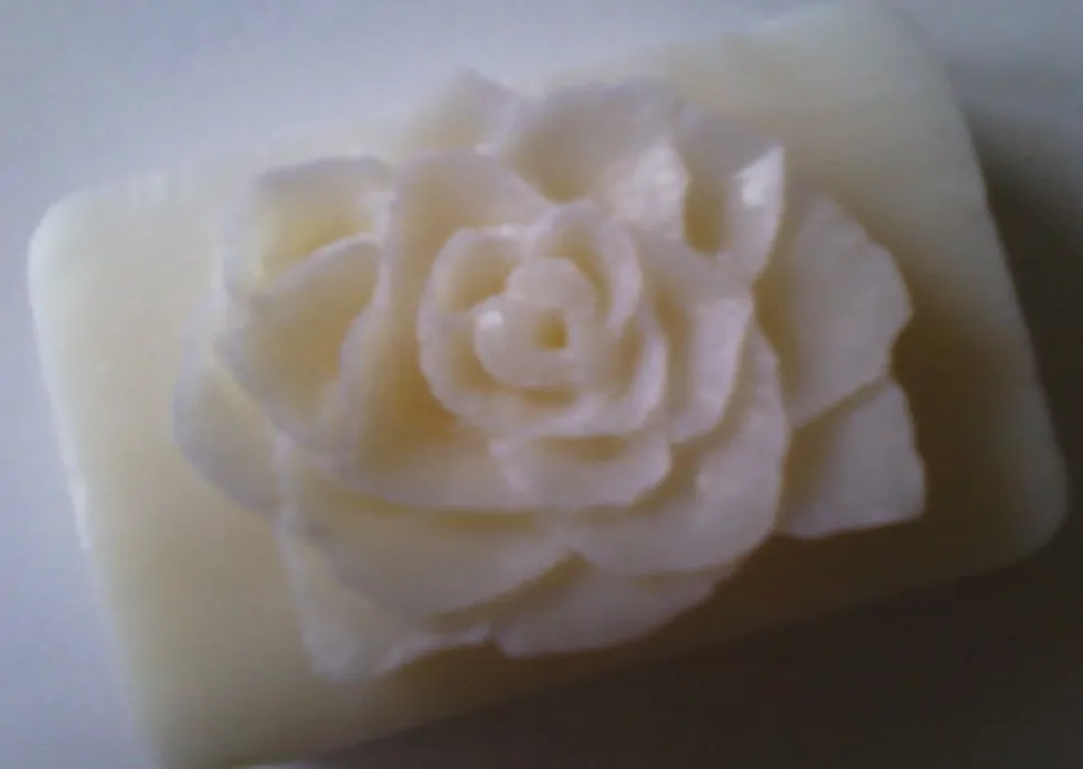 Gambar kerajinan tangan berbentuk bunga dari sabun model 4