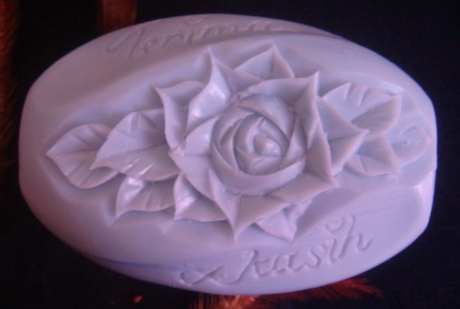 Gambar kerajinan tangan berbentuk bunga dari sabun model 1