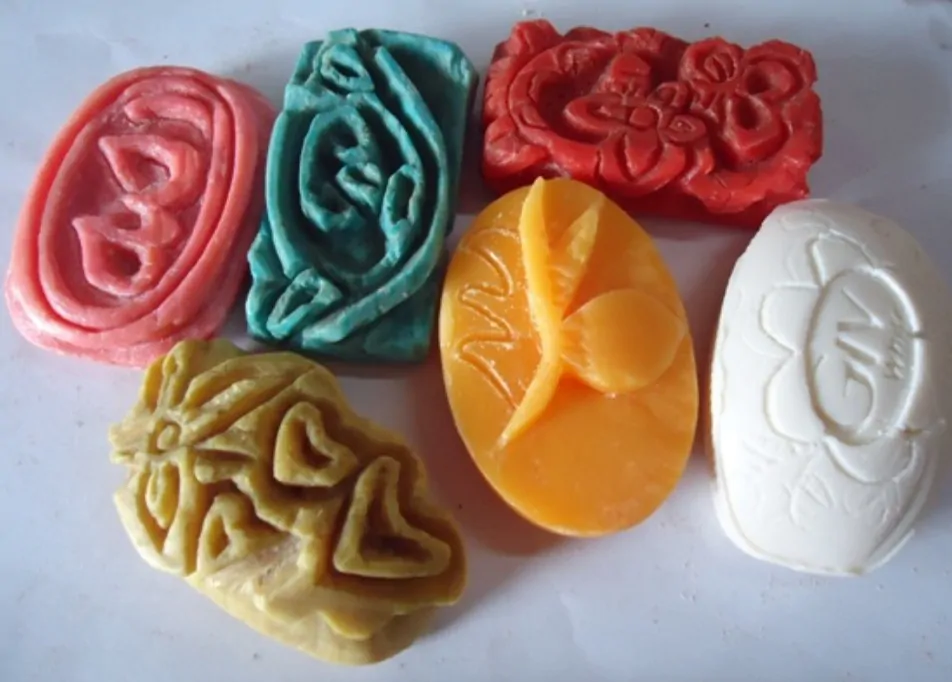 Gambar aneka ukiran kerajinan tangan dari sabun batang (giv, lifebuoy, dll) bentuk kupu-kup, kaligrafi